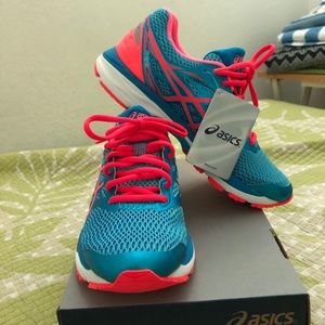 NWT Women’s ASICS gel cumulus 18 blue jewel
